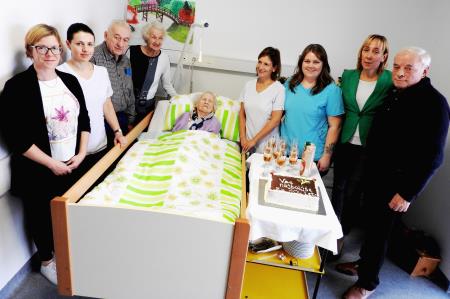 slika_Slavljenki so čestitali hčerka Tatjana in sin Ljubo, župan Cerkelj Franc Čebulj in vodstvo Doma direktorica Martina Martinčič, Maja Kern, Mateja Murnik,  Nataša Lavtižar,  Biljana Bučič in Klavdija Romšak